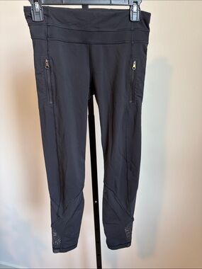 lululemon athletica Black Capri Leggings with Mesh inserts and Zip Pockets Sz 6